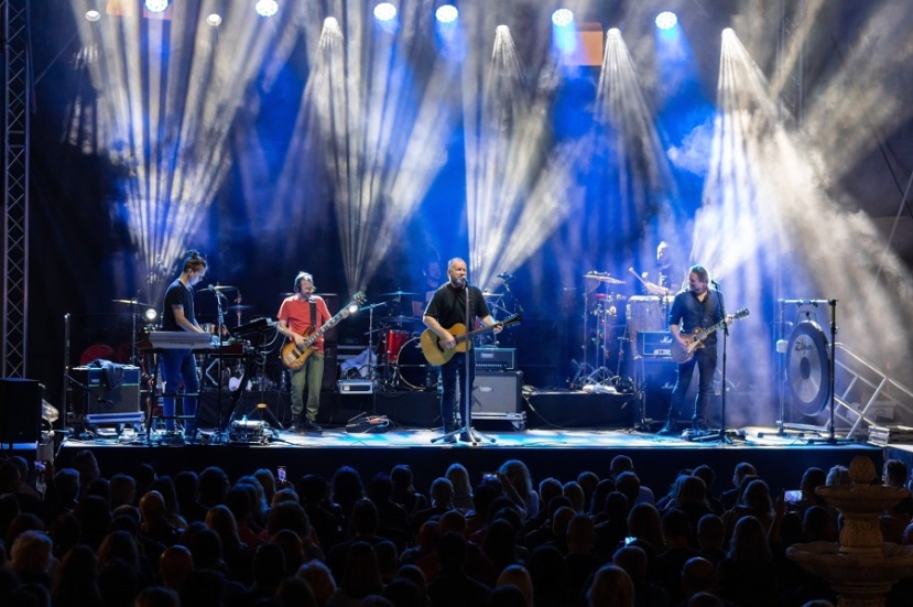 picture Peter Nagy so skupinou INDIGO na zámku