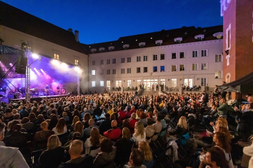 picture Peter Nagy so skupinou INDIGO na zámku