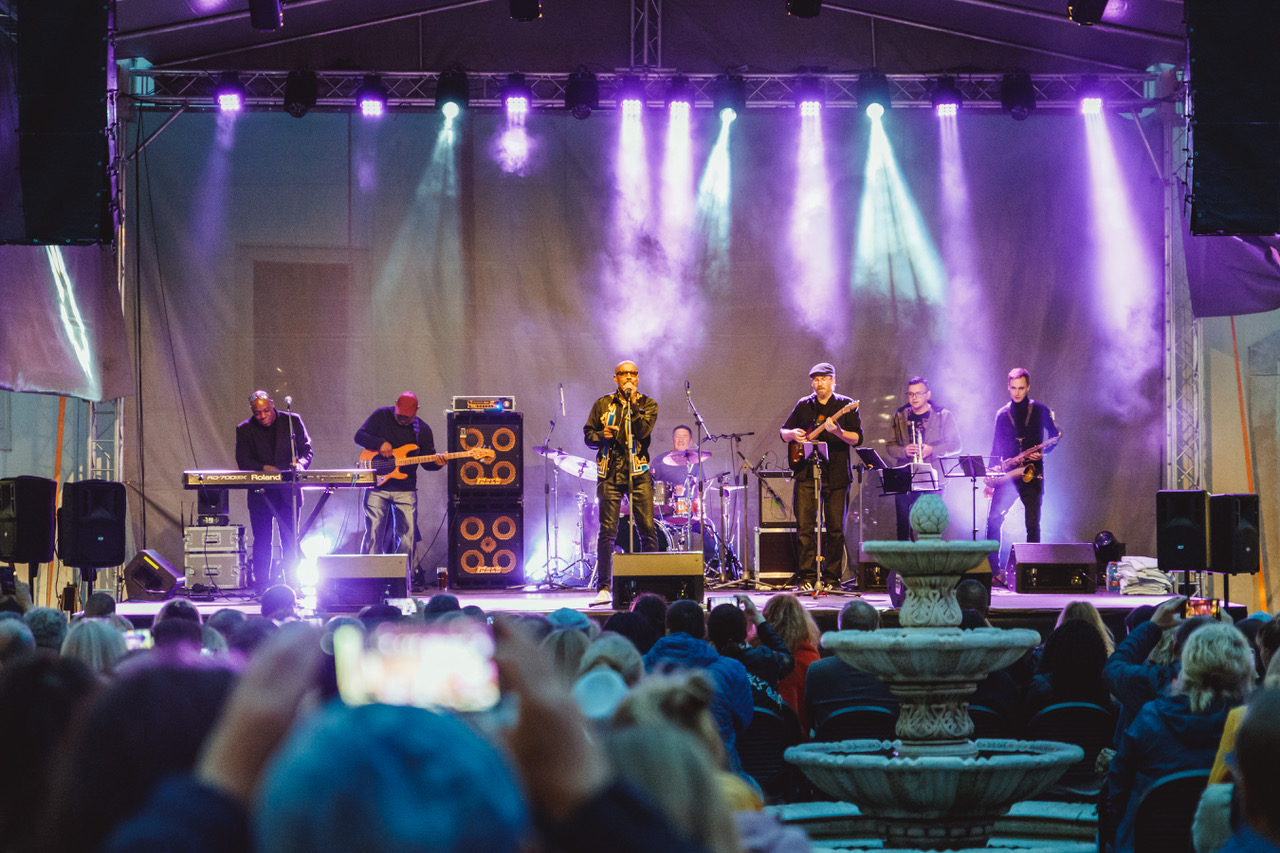 picture Peter Nagy so skupinou INDIGO na zámku