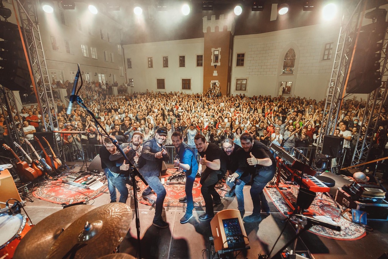 picture Peter Nagy so skupinou INDIGO na zámku