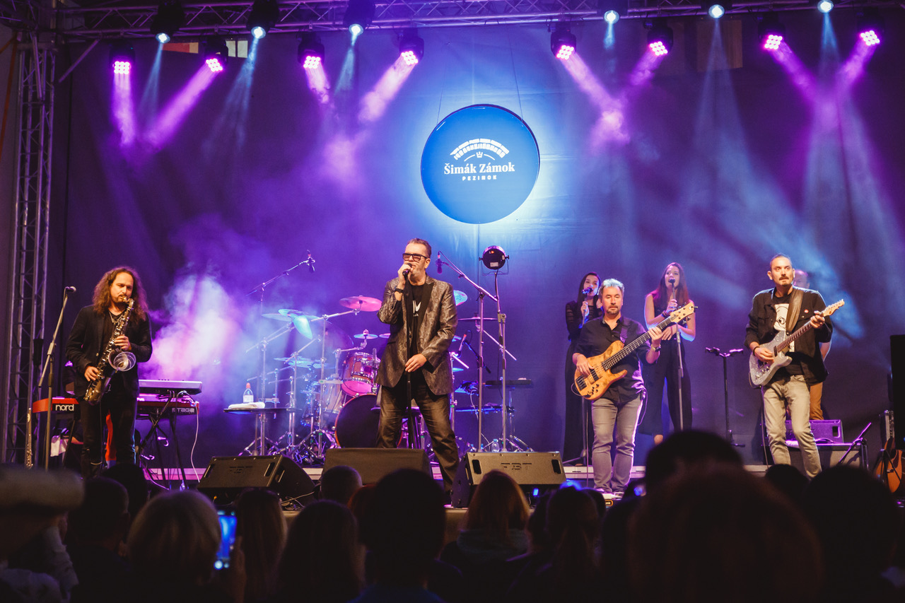 picture Peter Nagy so skupinou INDIGO na zámku