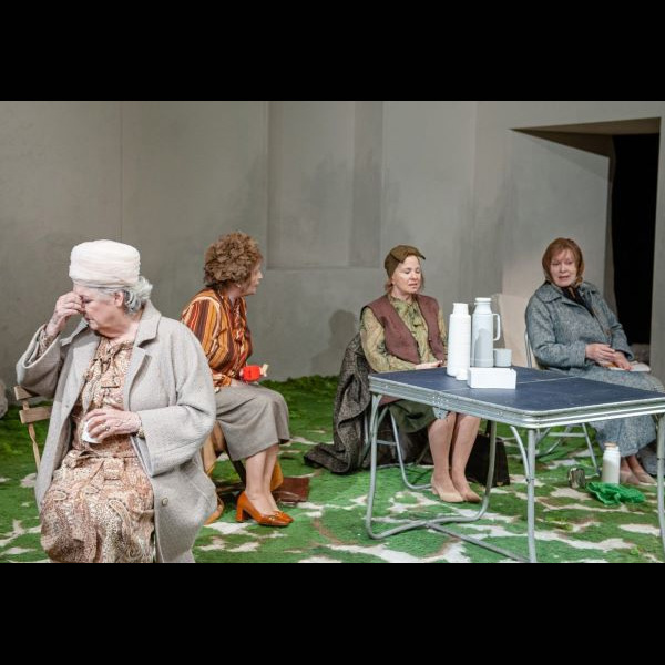 Caryl Churchill: Čaj a apokalypsa (Činohra SND)