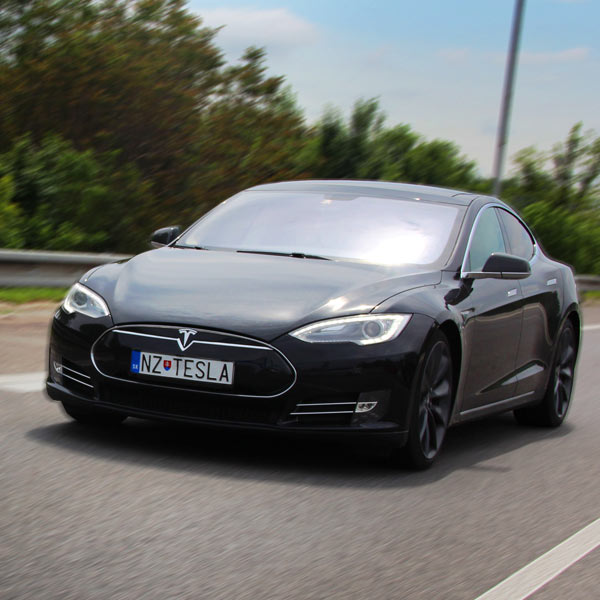 Hodinový prenájom Tesla Model S P85+